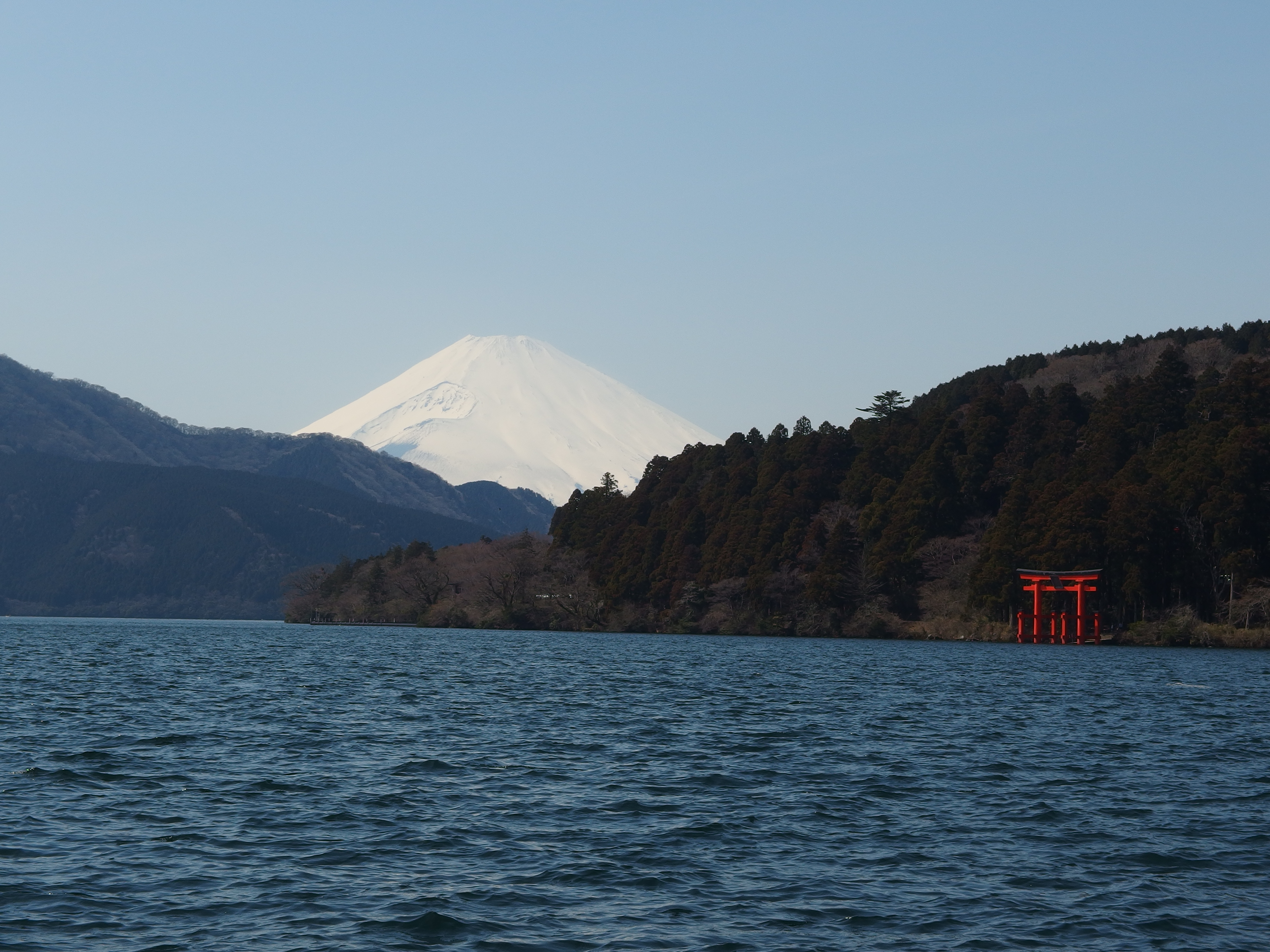 箱根の芦ノ湖と山々