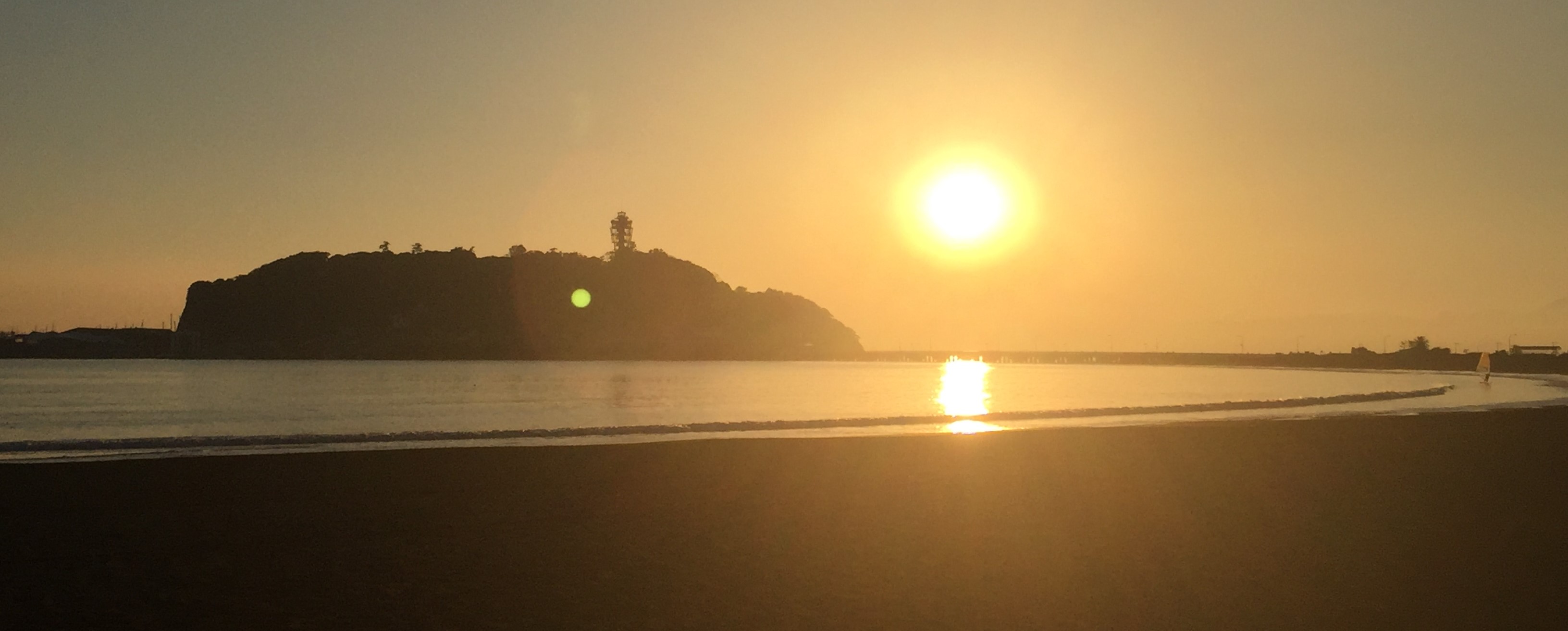夕日に照らされる湘南の海と江の島